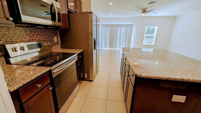 Building Photo - BEAUTIFUL 3-BEDROOM, 3-BATHROOM LUXURY TOW...