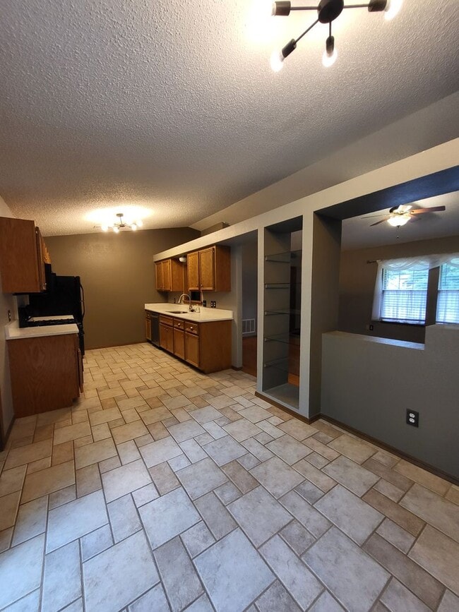 Building Photo - (3) Bed/(2) Bath in Eagle Cliff Addition A...