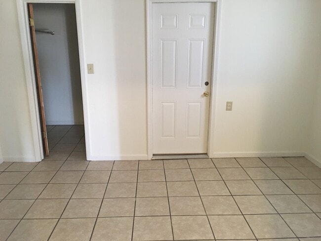 Building Photo - Livestock Auction converted to home 5 mile...