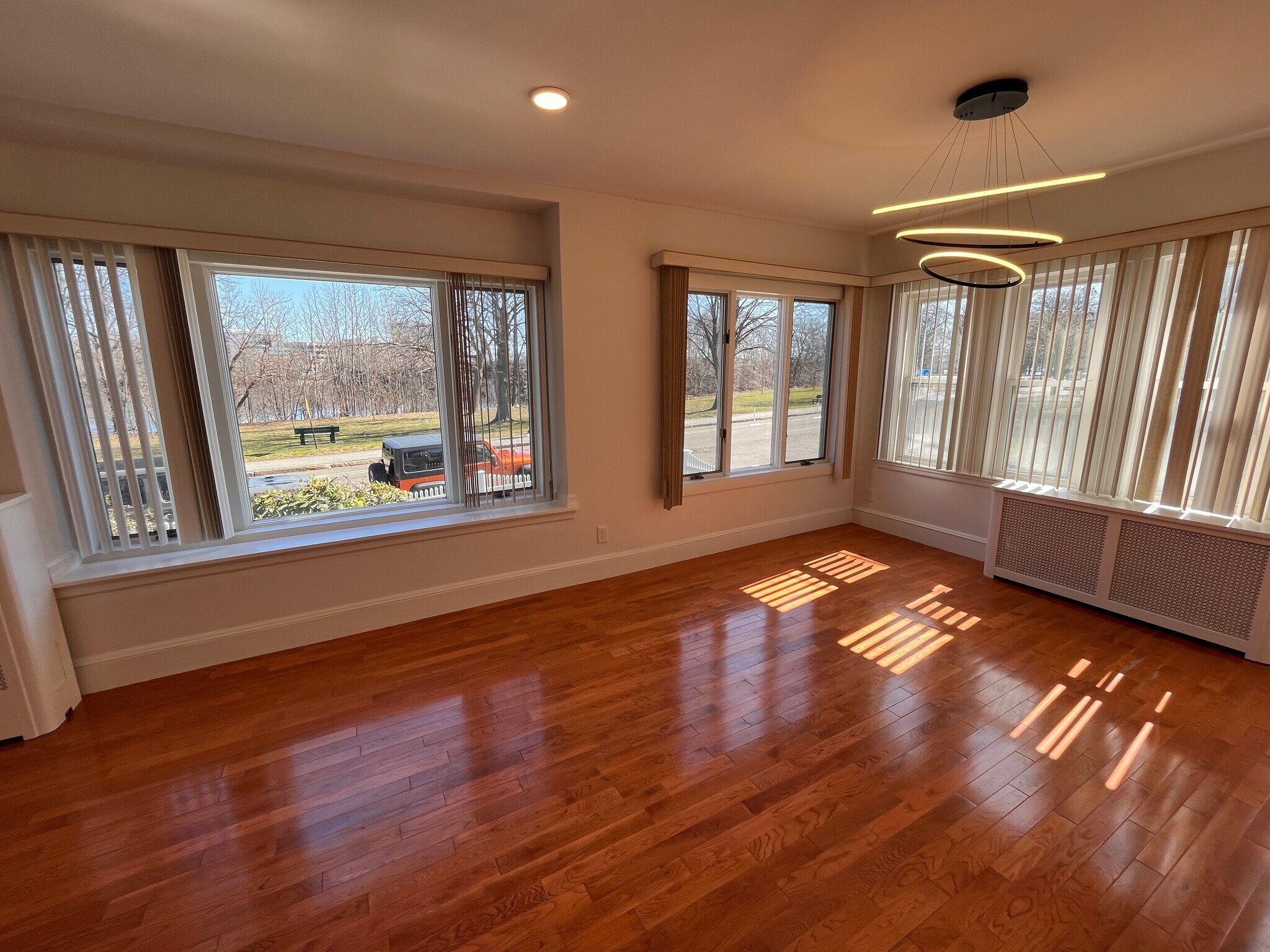 Building Photo - 121 Shore Dr