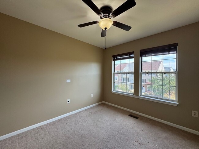 Building Photo - Beautiful And Spacious 3 Bed 3 Bath End Un...