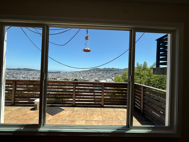 Building Photo - Spacious 3 Bedroom Home Minutes from City ...