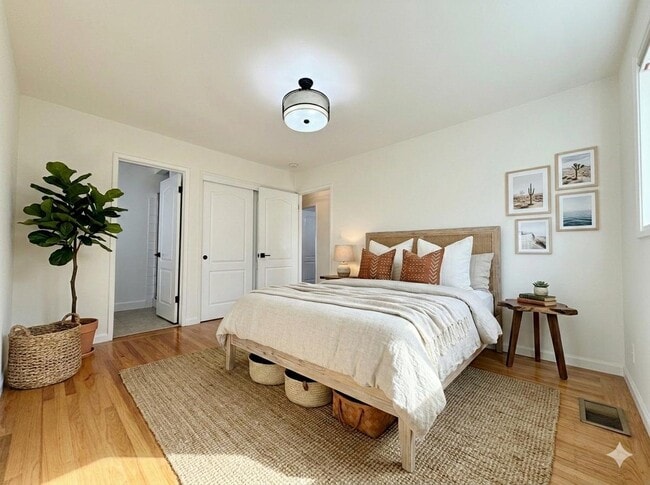 Building Photo - 705 Santa Rita St