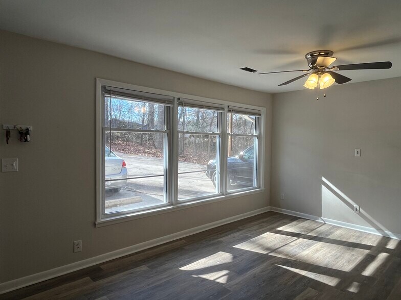 Building Photo - 575 Riverview Heights St