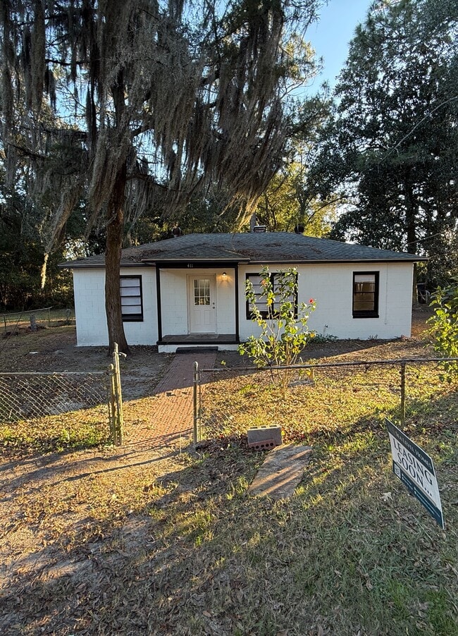 Building Photo - 411 Courson St