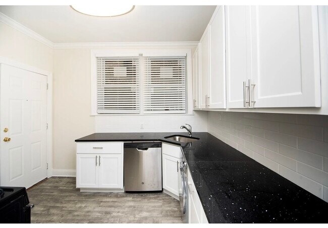 Building Photo - 1132 Maple Ave