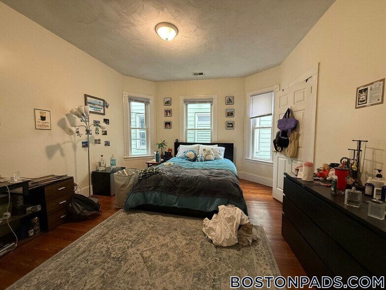 Building Photo - 8 Carmel St