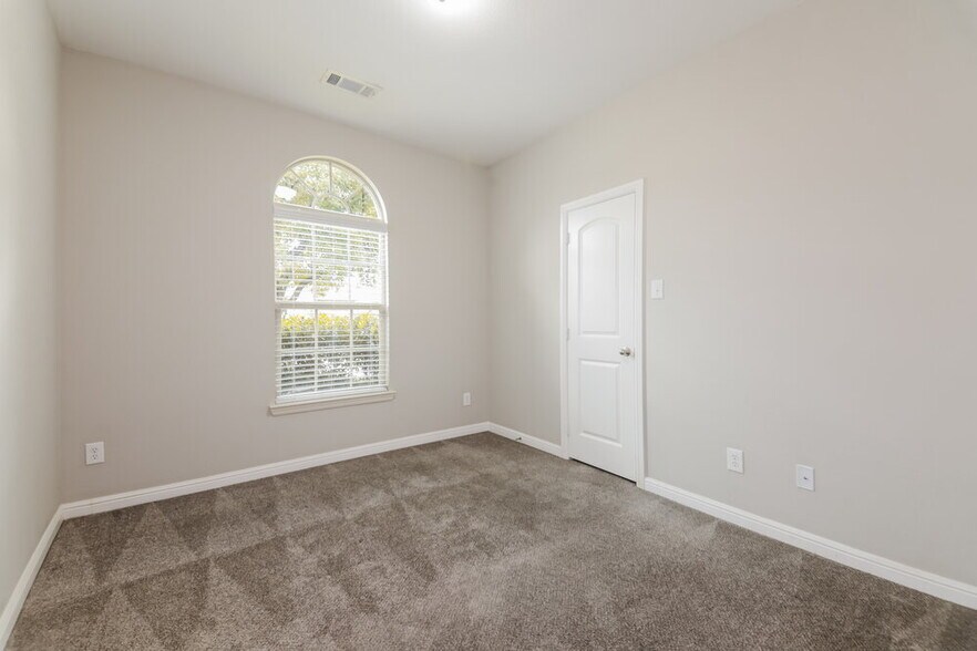 Building Photo - 1404 Nightingale Dr