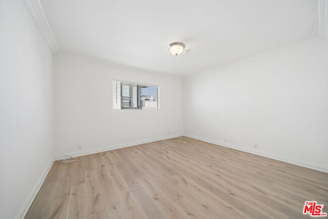 Building Photo - 333 S Elm Dr