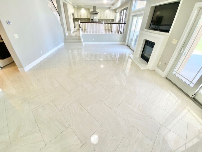 Building Photo - BEAUITFUL GATED PROPERTY 6 BEDROOMS/3 FULL...