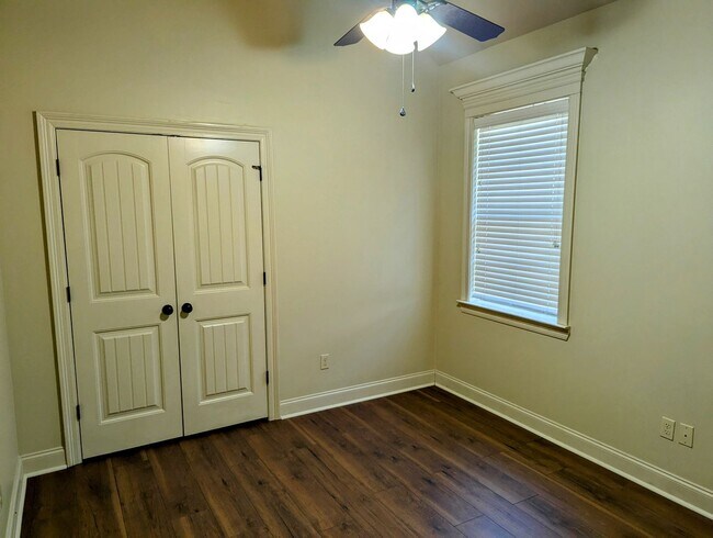 Building Photo - Welcome to Milton Estates!