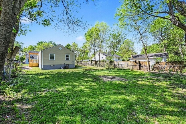 Building Photo - Renovated 2 Bed 1 Bath Home