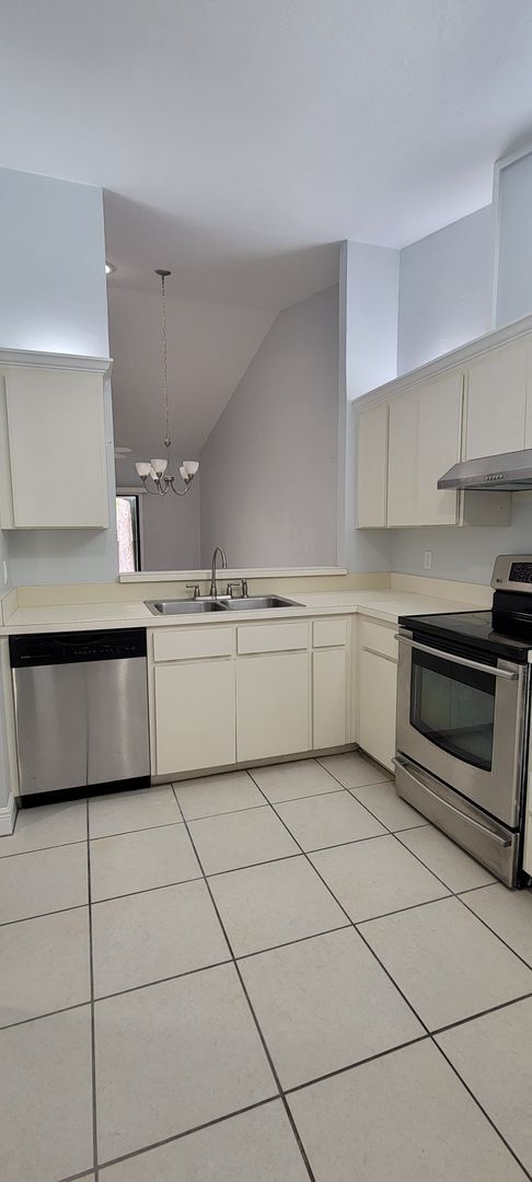 Building Photo - Beautiful and spacious remodeled unit