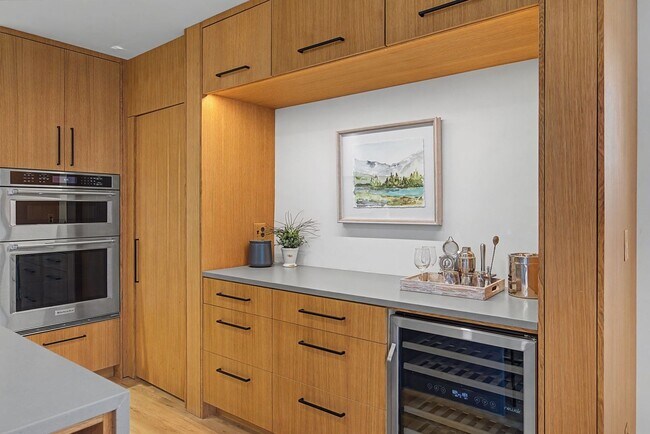 Building Photo - Stunning 5BR/3.5BA historic home located near Hillsboro Village!