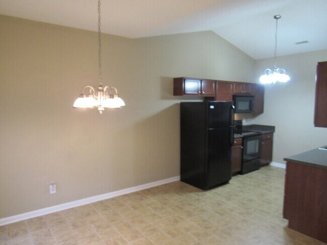 Building Photo - 2 bed, 2 bath, 2 car garage ranch style home in N. Knoxville