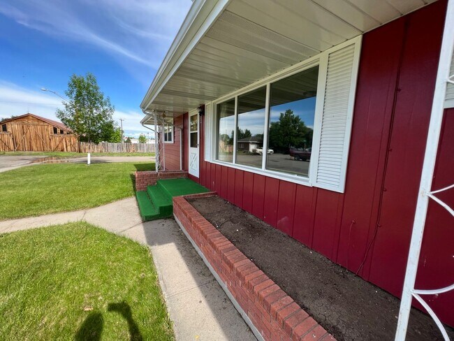 Building Photo - 429 E Pine St