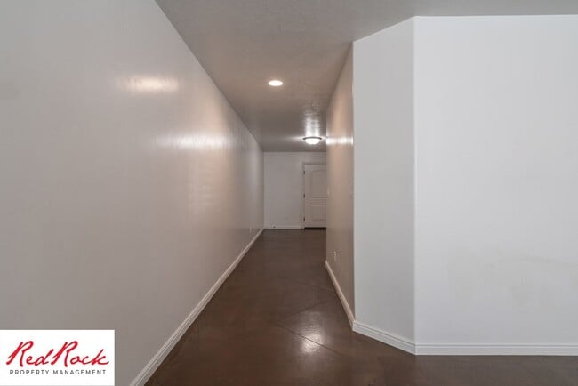 Building Photo - Conveniently located 3 Bedroom Townhome