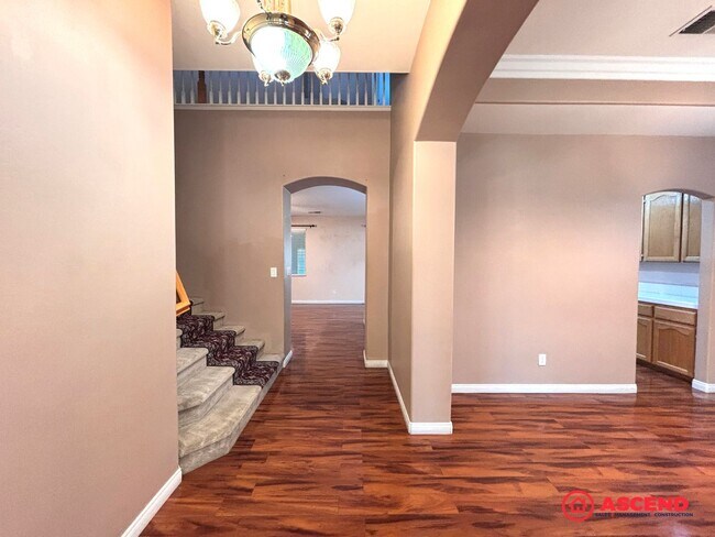 Building Photo - Lovely 5 Bedroom Home In River Oaks Area!