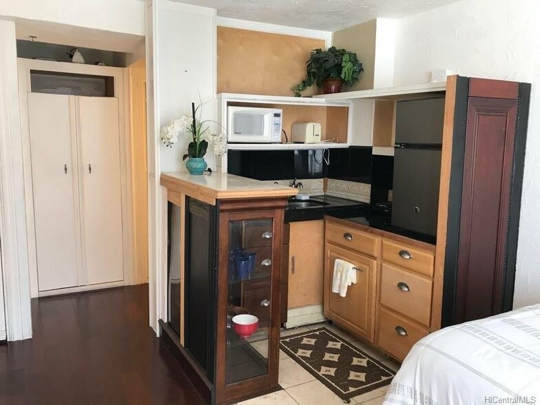 Building Photo - 1920 Ala Moana Blvd