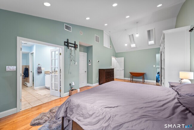 Building Photo - 297 South Rd