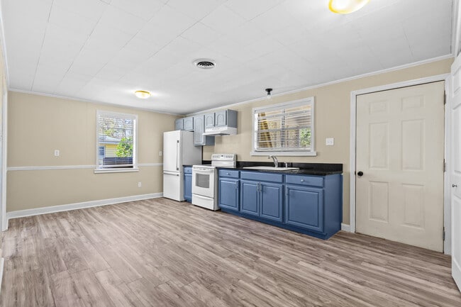 Building Photo - 404 Pine St