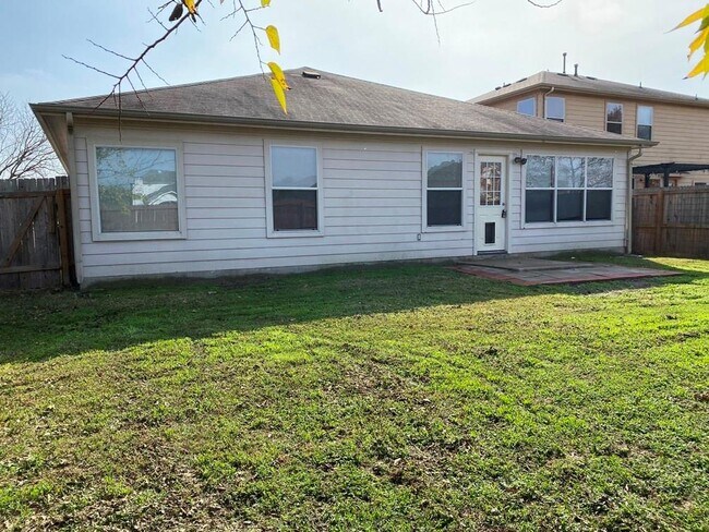 Building Photo - 172 Spruce Dr