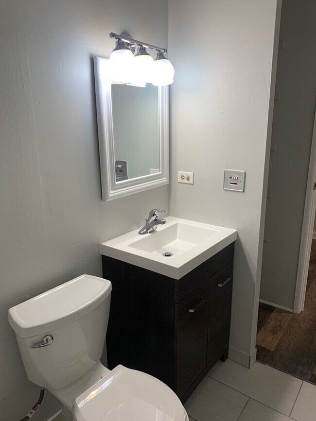 Building Photo - 744 W Gordon Terrace