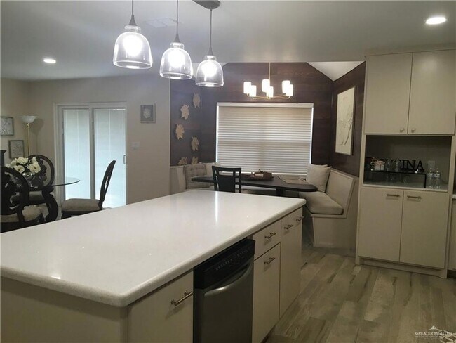 Building Photo - 700 Fern Ave W