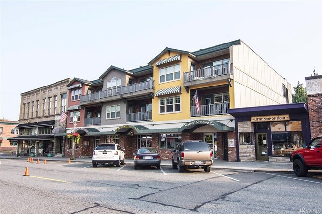 Building Photo - Dwntn Snohomish, private balcony, 3 bdrm, ...