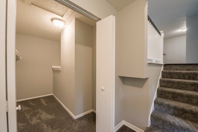 Building Photo - 5590-5592 Timber Lane Shorewood MN