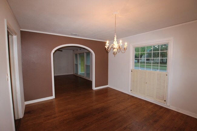 Building Photo - Available-Adorable Large 3 bedroom Home ne...