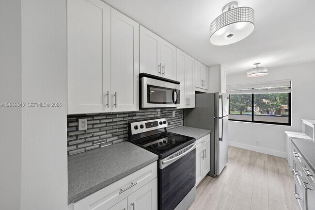 Building Photo - 185 Lakeview Dr