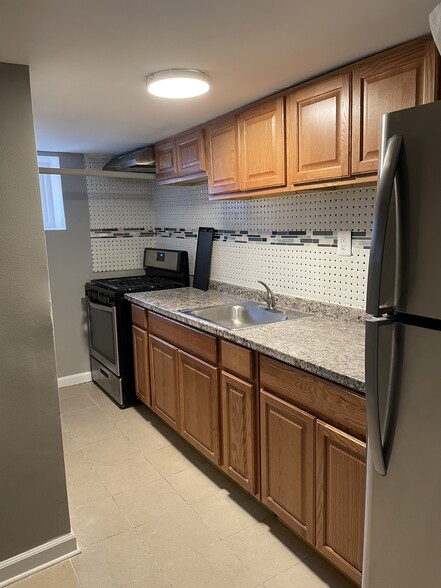 Modern kitchen - 48 Adams St