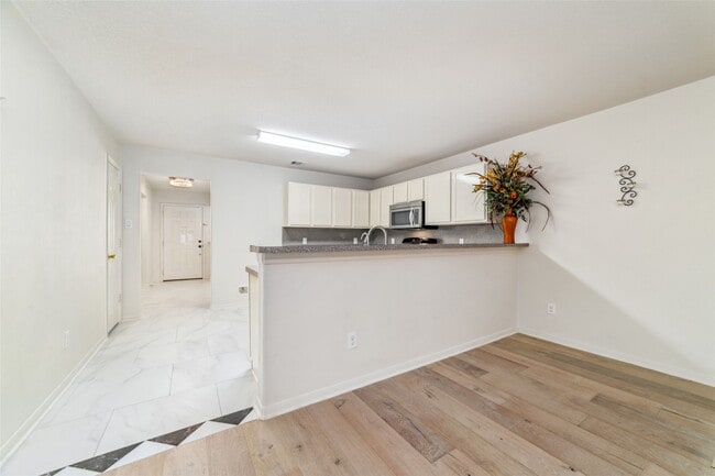 Building Photo - 3530 Barkers Crossing Ave