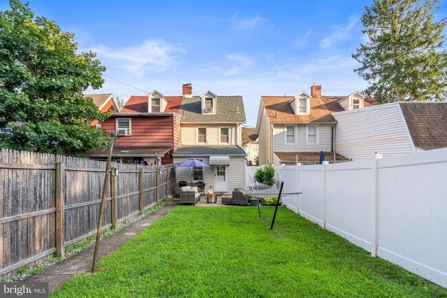 Building Photo - 547 Vanderslice St