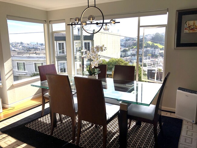 Building Photo - Elegant & Expansive Furnished 3 Bedroom/2 ...