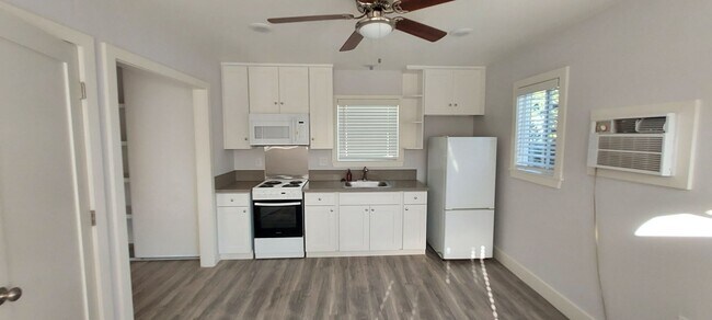 kichenette - 549 W Avenue 26