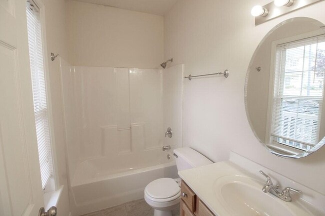 Building Photo - 1932 Center St