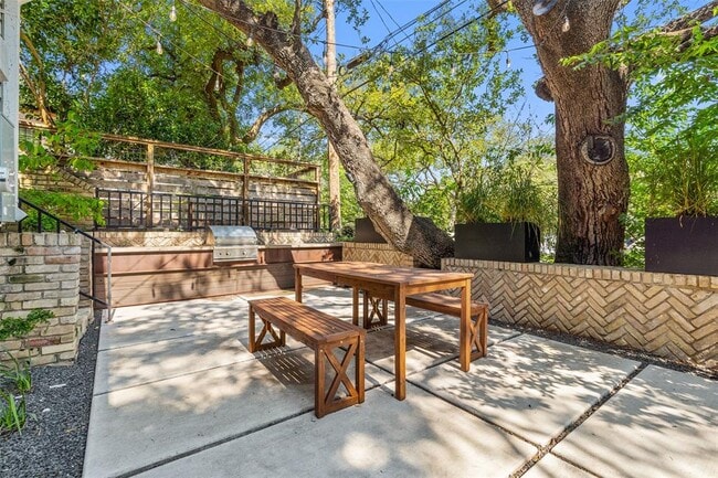 Building Photo - 2202 Montclaire St