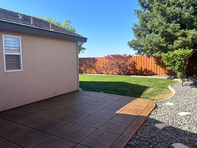 Building Photo - Beautiful 3 Bedroom 2 Bath Home Available ...