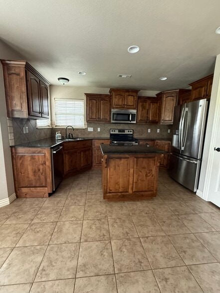 Building Photo - 6405 S 49th St