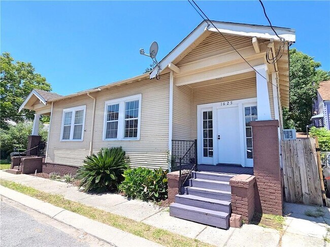 Primary Photo - 1625 Rousselin Dr