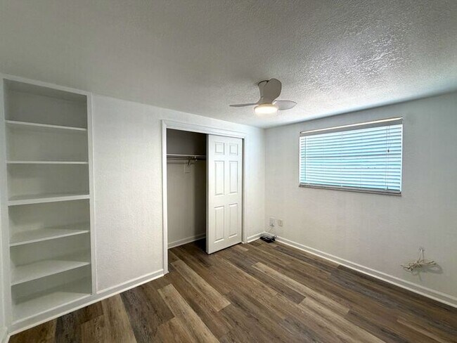 Building Photo - Location!  Charming 2/1 near Downtown Dunedin