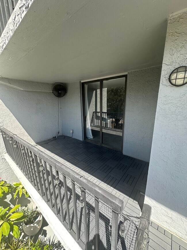 Building Photo - Charming 1 Bed, 2 Bath Condo in the Vibran...