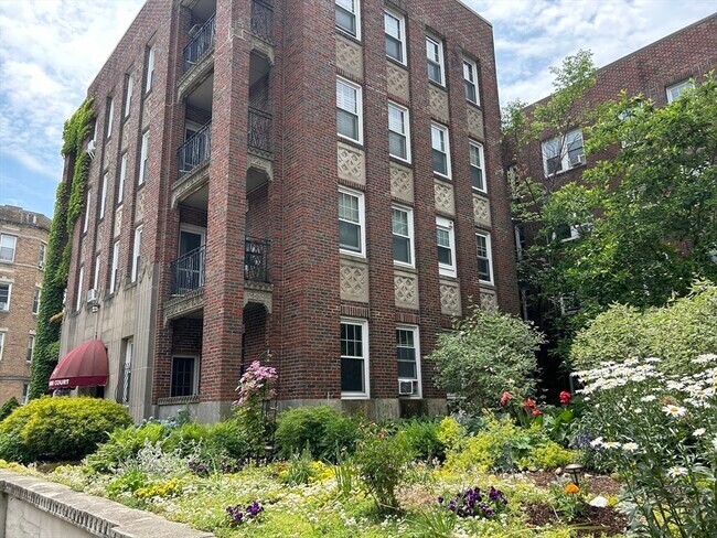 Building Photo - 48 Strathmore Rd