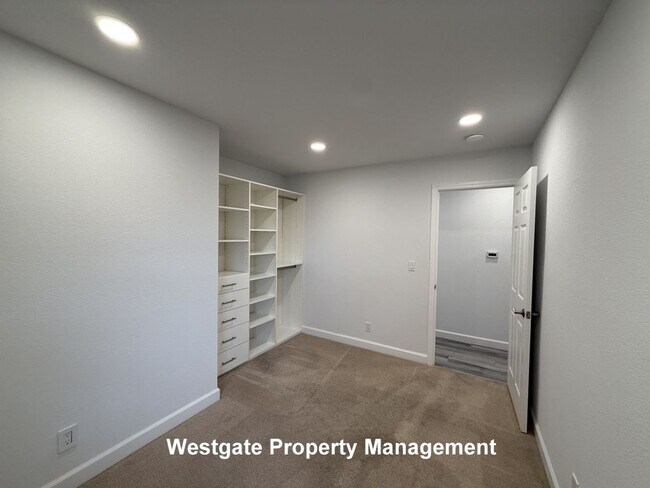 Building Photo - 574 Lorraine Ct N