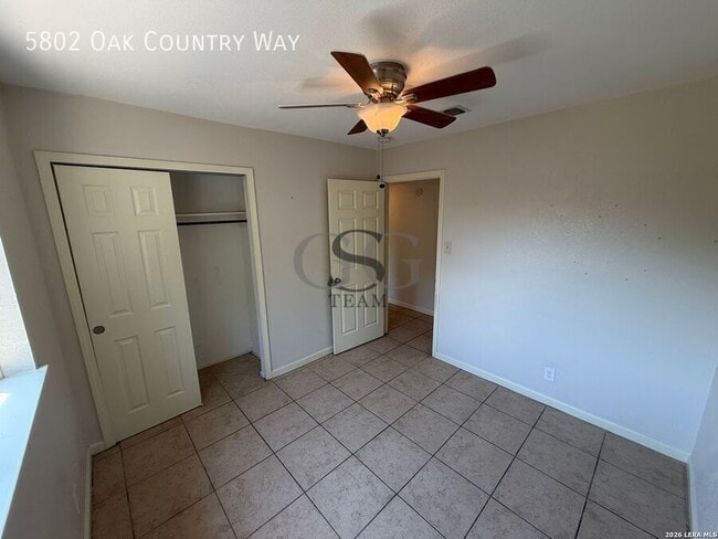 Building Photo - 5802 Oak Country Way