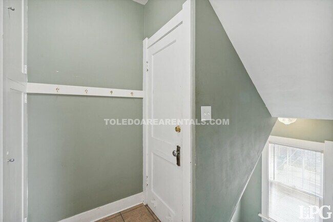 Building Photo - 4138 N Lockwood Ave