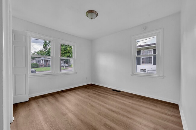 Building Photo - 208 17th Ave SW