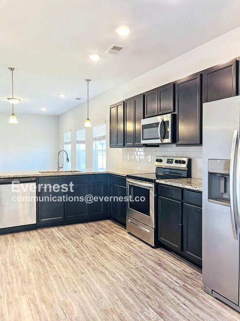 Building Photo - 2217 Silverton Dr